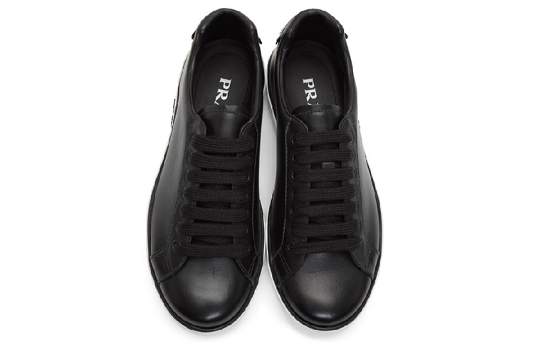 Shop 프라다 블랙 가죽 플라크 스니커 4E3314-6DT-F0002