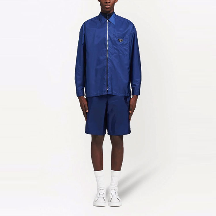 Lookbook PRADA Jaket Lengan Panjang Biru dengan Logo Plaque dan Resleting Mengilap SC557S2121WQ9-F0216