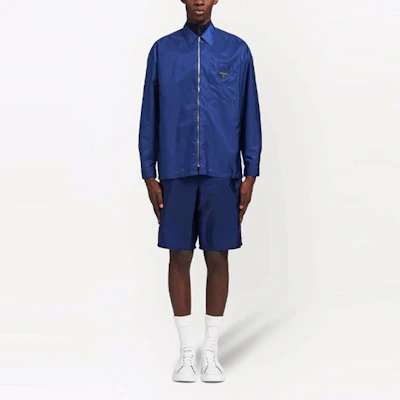 PRADA Jaket Lengan Panjang Biru dengan Logo Plaque dan Resleting Mengilap SC557S2121WQ9-F0216 Lookbook PRADA Jaket Lengan Panjang Biru dengan Logo Plaque dan Resleting Mengilap SC557S2121WQ9-F0216