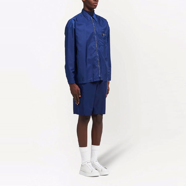 Purchase PRADA Jaket Lengan Panjang Biru dengan Logo Plaque dan Resleting Mengilap SC557S2121WQ9-F0216