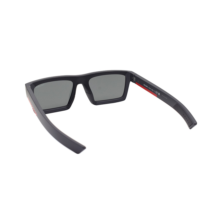 Shop PRADA 現代假日男士矩形運動太陽眼鏡 SPS02Z-U-18K-60A