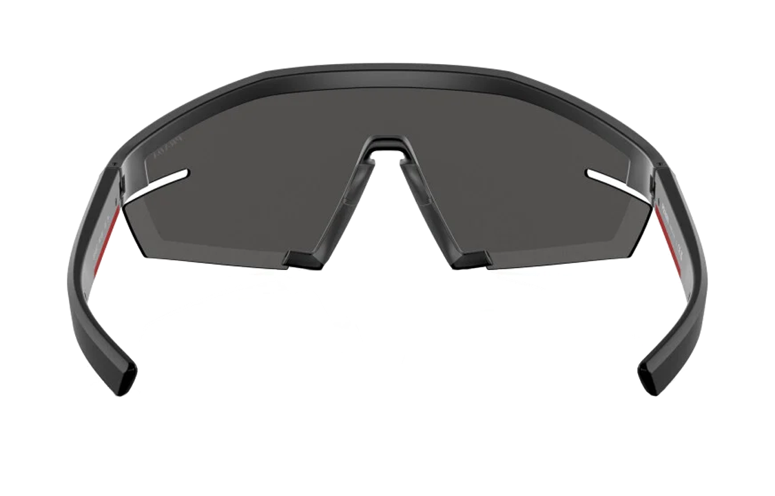 Shop PRADA 尼龍不對稱太陽眼鏡 男女適用 黑色附品牌標誌。 PS03ZS1BO06F