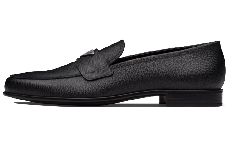 Buy PRADA 普拉達 Saffiano 琺瑯三角形金屬徽章 橫紋皮革樂福平底鞋 黑色