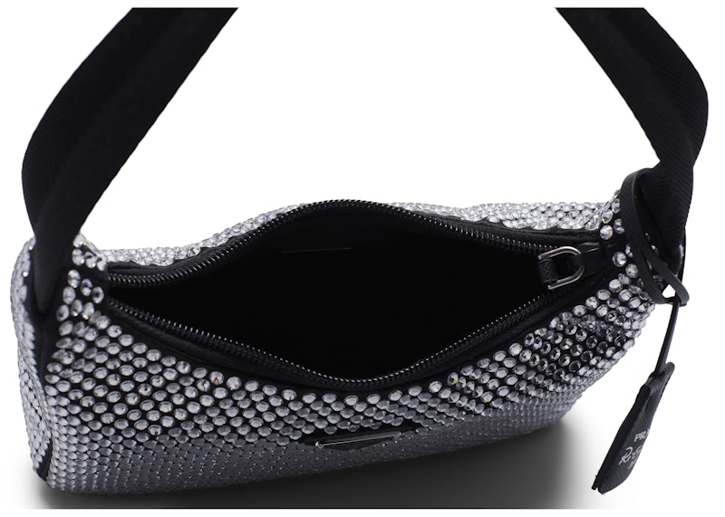 Lookbook Prada Re-Edition 2000 Beg Mini Kristal Hitam