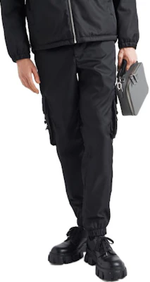 プラダ リナイロン ブラック スリムフィット ジョガーパンツ サイドポケット付き メンズ SS21. SPH130-1WQ8-F0002-S-211 Sizing プラダ リナイロン ブラック スリムフィット ジョガーパンツ サイドポケット付き メンズ SS21. SPH130-1WQ8-F0002-S-211