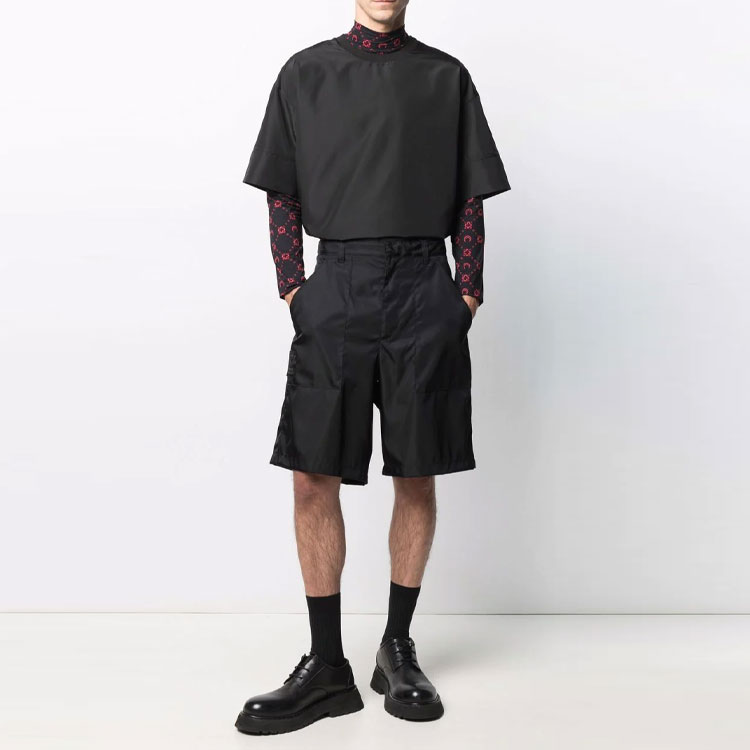 Lookbook PRADA Re-Nylon FW21 Celana Pendek Hitam Logo Belt Loop Kasual. SPH86S2021YFL-F0002