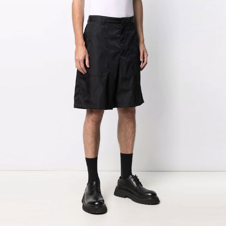 Shop PRADA Re-Nylon FW21 Celana Pendek Hitam Logo Belt Loop Kasual. SPH86S2021YFL-F0002
