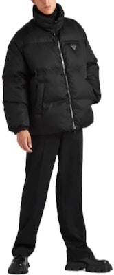 프라다 리나일론 FW22 리버시블 로고 스탠드 칼라 재킷 남성 블랙 SGC045-1WQ8-F0002-S-222 Lookbook 프라다 리나일론 FW22 리버시블 로고 스탠드 칼라 재킷 남성 블랙 SGC045-1WQ8-F0002-S-222