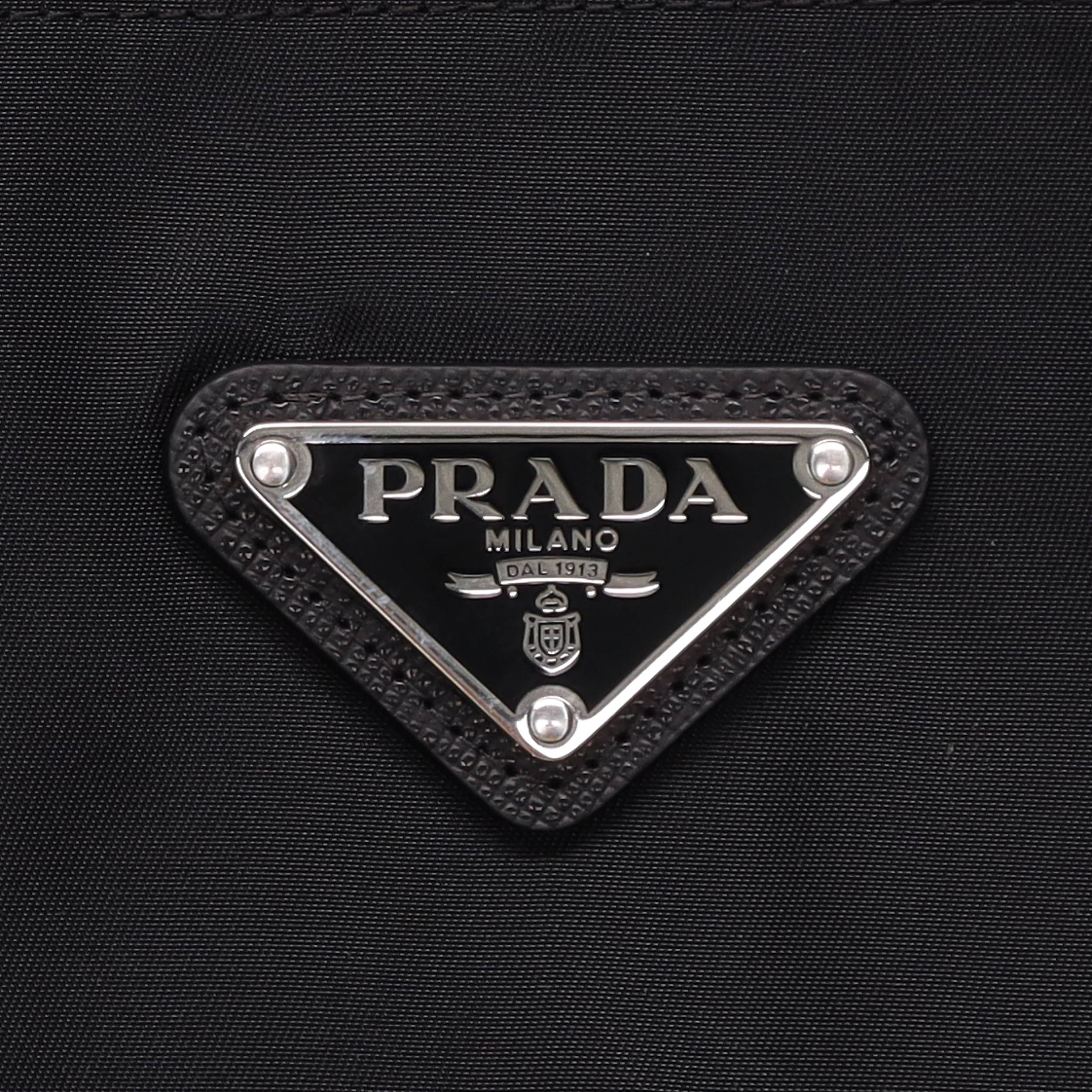 Shop PRADA 再生尼龍黑色寬鬆版防曬長袖襯衫 SC514-1WQ8-F0002-S-202