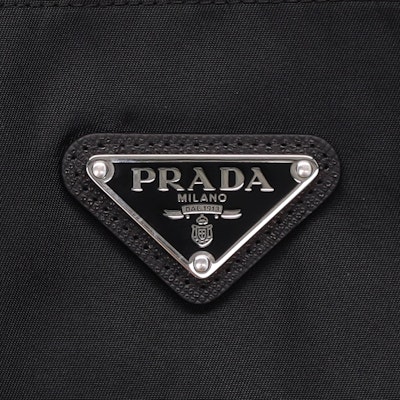 PRADA 再生尼龍黑色寬鬆版防曬長袖襯衫 SC514-1WQ8-F0002-S-202 Shop PRADA 再生尼龍黑色寬鬆版防曬長袖襯衫 SC514-1WQ8-F0002-S-202
