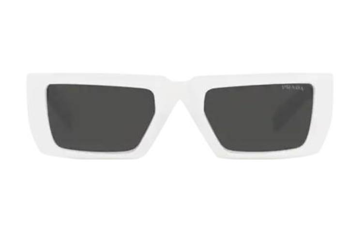 Lookbook PRADA 方形太陽眼鏡 男女通用時尚休閒設計 PR24YS4615S0