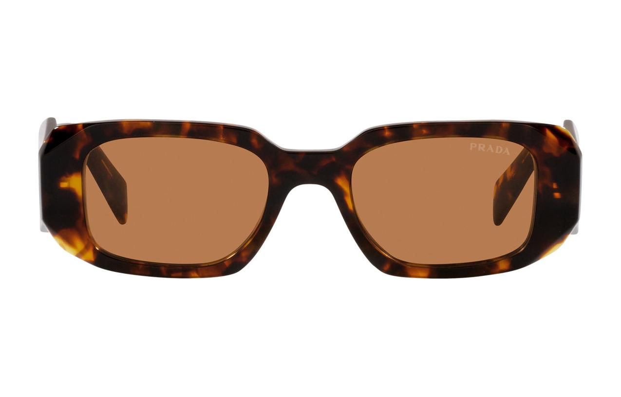 Lookbook PRADA Cermin Mata Rectangle Tortoiseshell Unisex Rekaan Pasangan dengan Logo Ukiran 0PR17WSFVAU2Z1