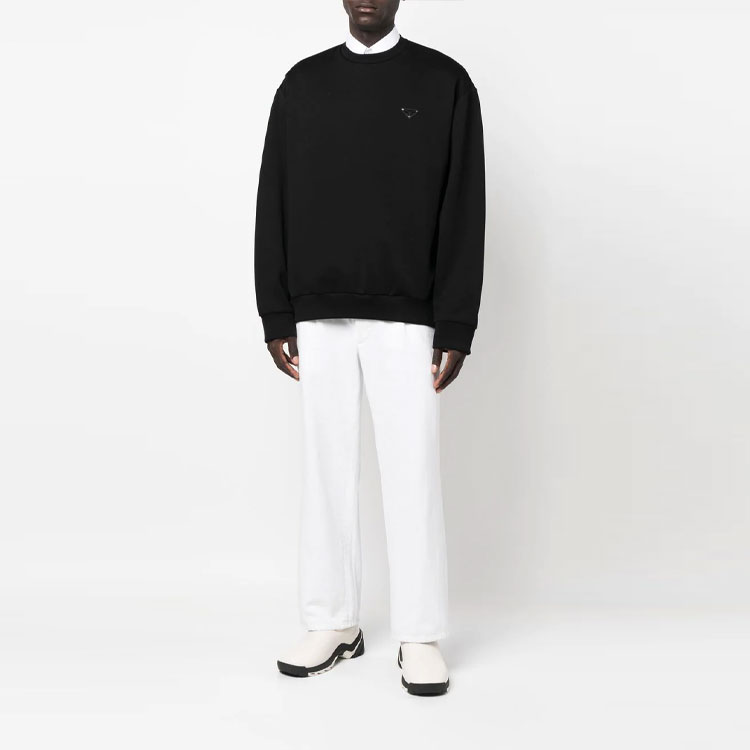 Shop 普拉达 SS22 黑色圆领徽标贴饰卫衣. UJL30A-11OQ-F0806-S-222