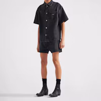 Lookbook PRADA SS22 Kemeja Hitam Denim Oversized Lengan Pendek Pelindung Matahari. GEC067-12K8-F0557-S-212