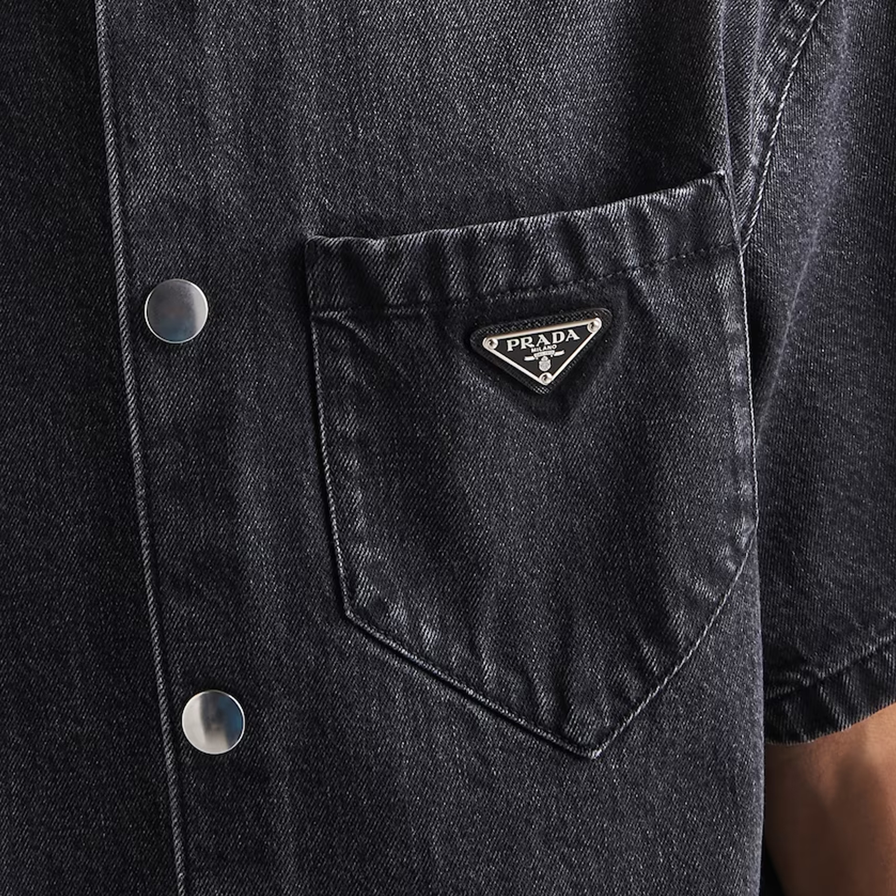 Sizing PRADA SS22 黑色牛仔宽松短袖防晒衬衫. GEC067-12K8-F0557-S-212