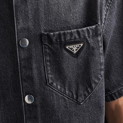 PRADA SS22 黑色牛仔宽松短袖防晒衬衫. GEC067-12K8-F0557-S-212 Sizing PRADA SS22 黑色牛仔宽松短袖防晒衬衫. GEC067-12K8-F0557-S-212