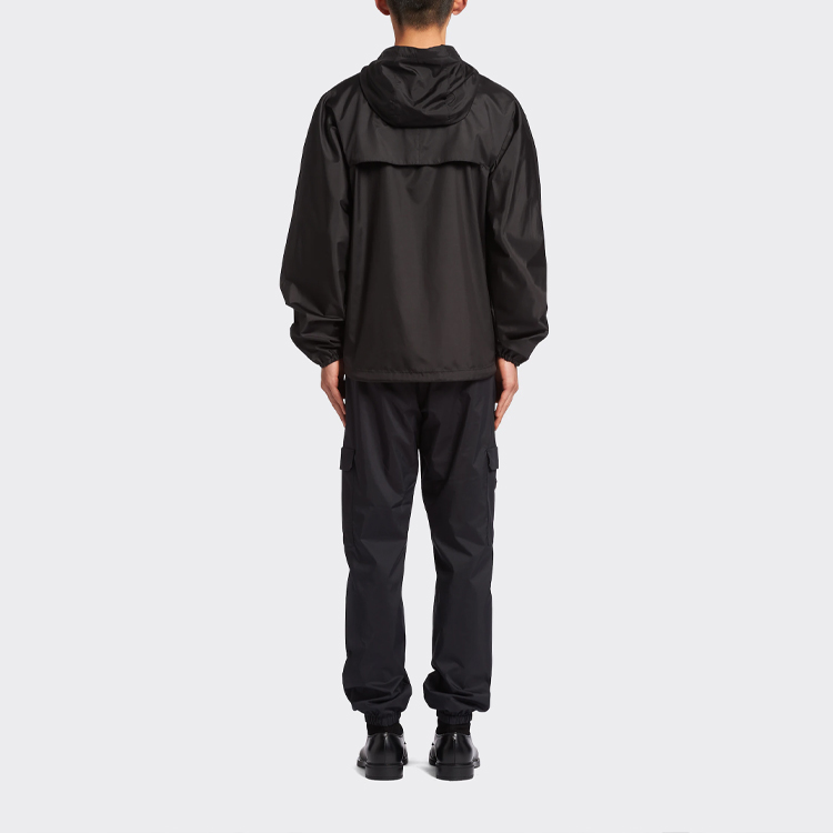 Lookbook 普拉达SS22黑色连帽夹克带标志. SGC012-1ZWT-F0002-S-221