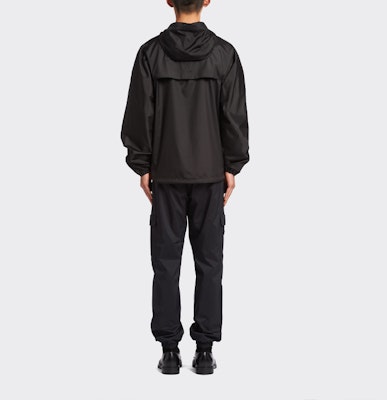 普拉达SS22黑色连帽夹克带标志. SGC012-1ZWT-F0002-S-221 Lookbook 普拉达SS22黑色连帽夹克带标志. SGC012-1ZWT-F0002-S-221