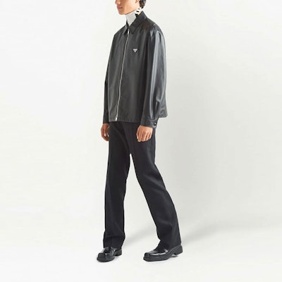 프라다 SS22 블랙 양가죽 지퍼 칼라 재킷. UPW428-1WDV-F0002 Lookbook 프라다 SS22 블랙 양가죽 지퍼 칼라 재킷. UPW428-1WDV-F0002