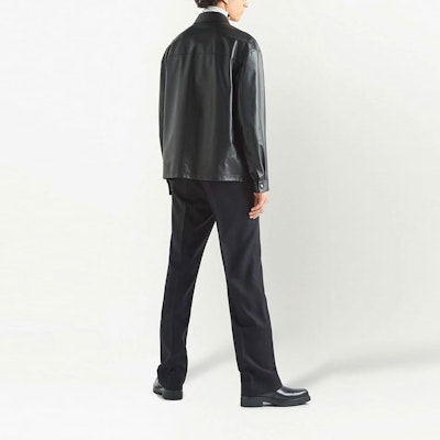 프라다 SS22 블랙 양가죽 지퍼 칼라 재킷. UPW428-1WDV-F0002 Shop 프라다 SS22 블랙 양가죽 지퍼 칼라 재킷. UPW428-1WDV-F0002