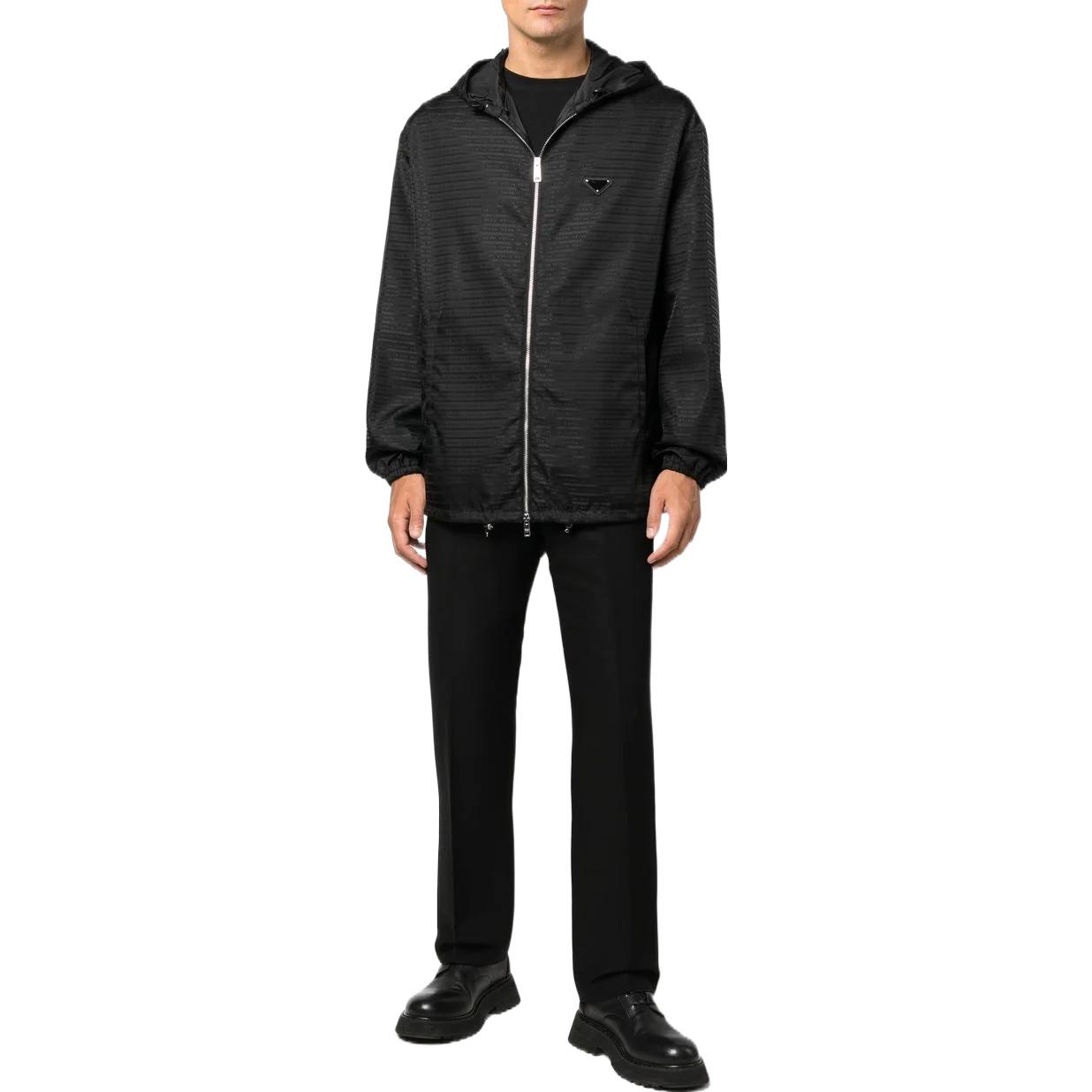 Lookbook 프라다 SS22 블랙 로고 패치 지퍼 릴렉스 핏 후디 재킷. SGC057-S221-11FCF-0-002