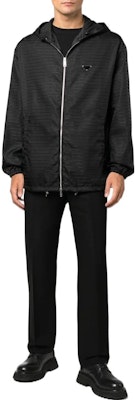 프라다 SS22 블랙 로고 패치 지퍼 릴렉스 핏 후디 재킷. SGC057-S221-11FCF-0-002 Lookbook 프라다 SS22 블랙 로고 패치 지퍼 릴렉스 핏 후디 재킷. SGC057-S221-11FCF-0-002