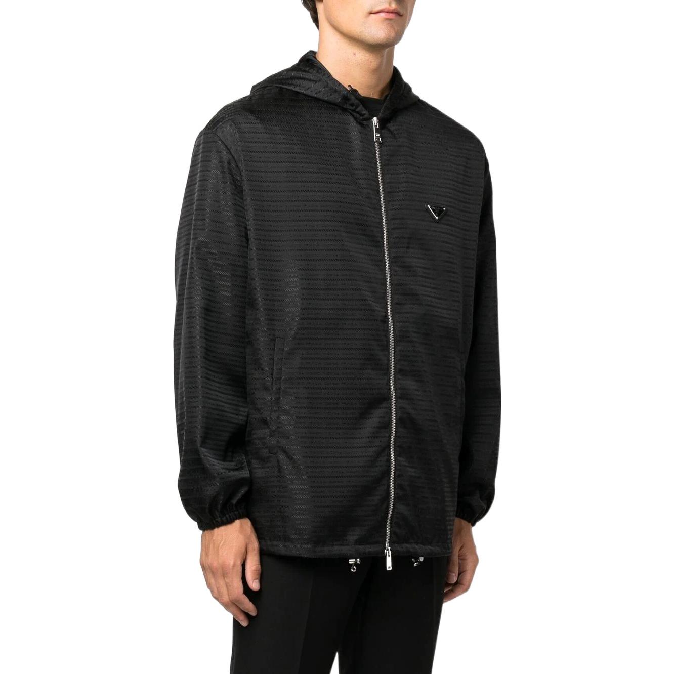 Purchase 프라다 SS22 블랙 로고 패치 지퍼 릴렉스 핏 후디 재킷. SGC057-S221-11FCF-0-002