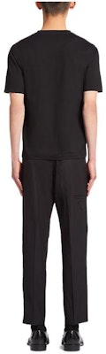 프라다 SS22 블랙 브이넥 코튼 팝린 반팔 티셔츠 UJN804-1NXJ-S-221 Lookbook 프라다 SS22 블랙 브이넥 코튼 팝린 반팔 티셔츠 UJN804-1NXJ-S-221
