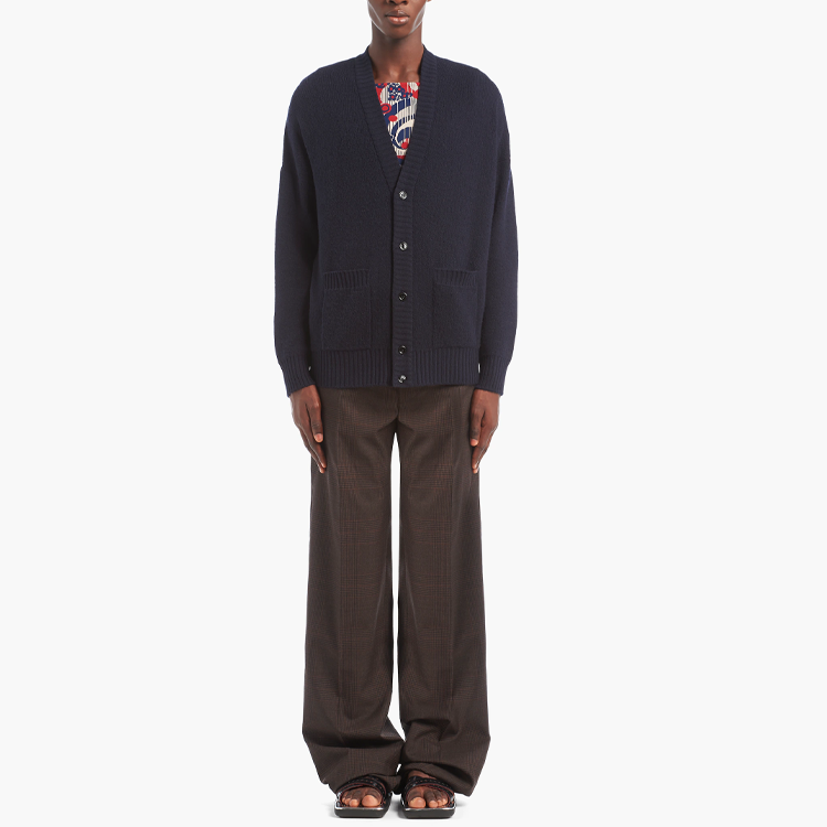 Lookbook Cárdigan Azul de Punto V-Neck Prada SS22 con Botones y Diseño Sencillo. UMG109-1Z9F-F0008-S-221