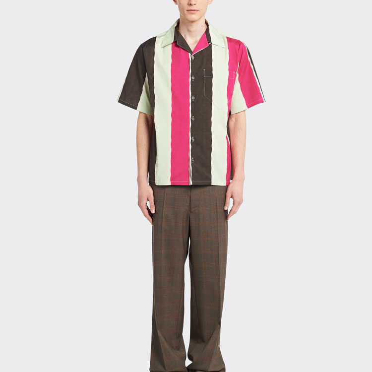 Lookbook PRADA SS22 對比印花條紋短袖襯衫 黑檀色 UCS339-10P4-F0192-S-211