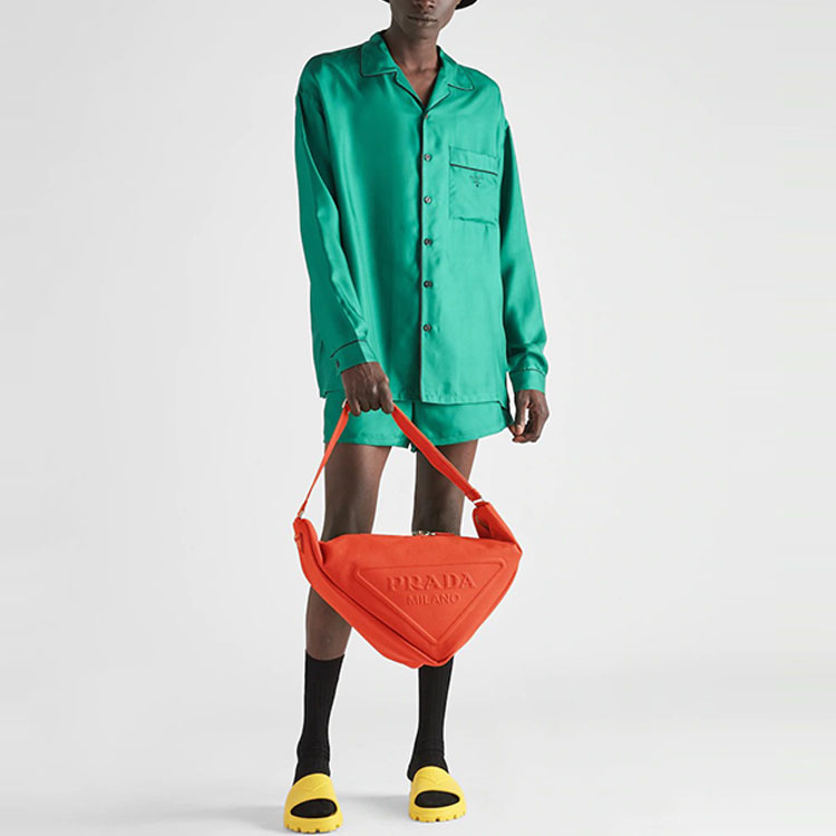 Lookbook PRADA SS22 綠色長袖寬鬆防曬衫。 SC607-1QWC-F077U-S-221