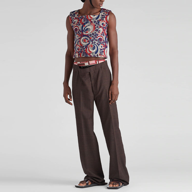 Lookbook PRADA SS22 Baju Vest Rajut Cetakan Geometri Merah. UMT404-10EX-F092D-S-221