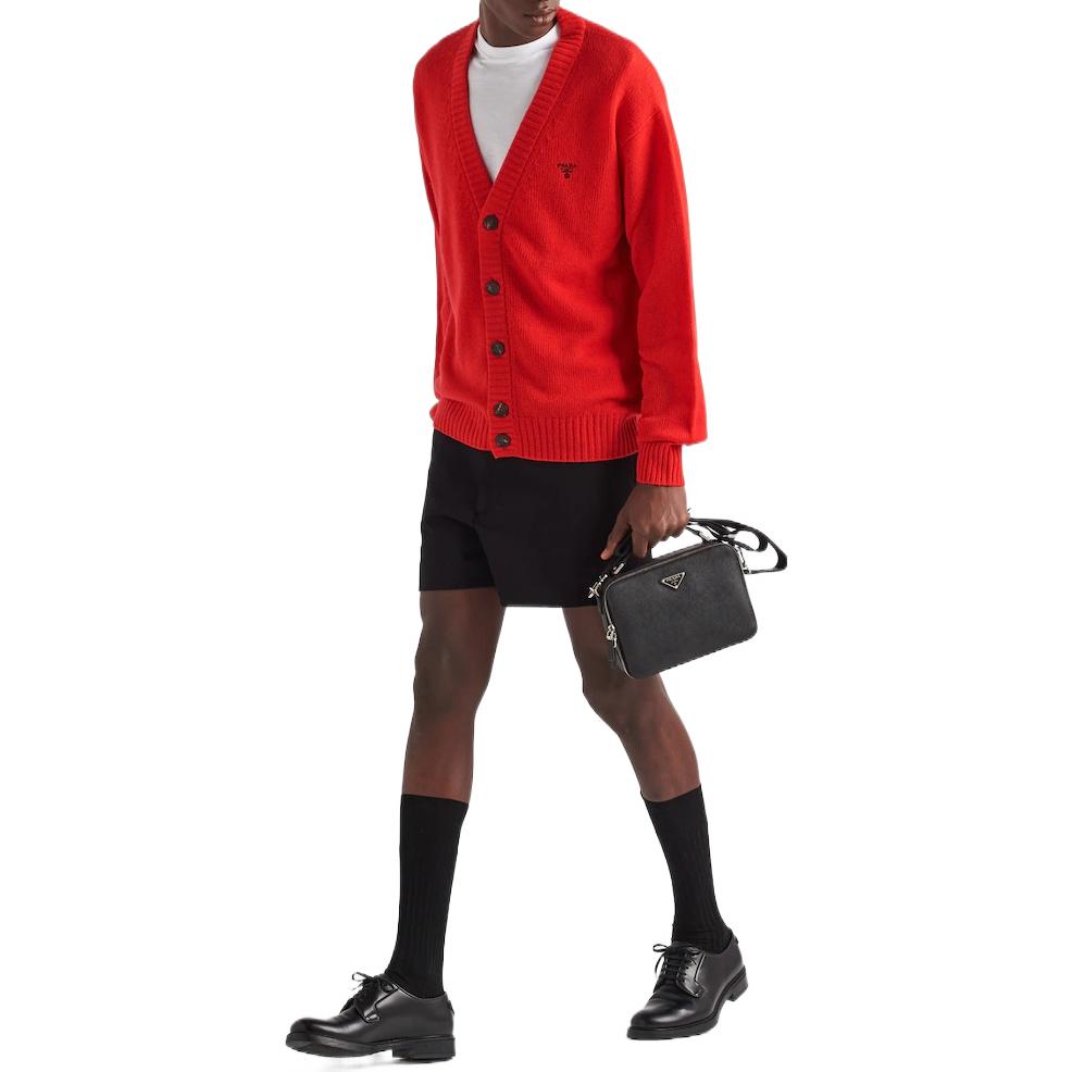 Lookbook プラダ SS22 赤 Vネック ロゴ ニット カーディガン セーター UMG132-102L-F0011-S-221