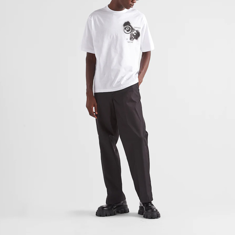 Lookbook PRADA SS22 Camiseta Blanca Gráfica Manga Corta Estilo Holgado. UJN822-11R5-F0009-S-222