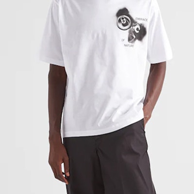 PRADA SS22 Camiseta Blanca Gráfica Manga Corta Estilo Holgado. UJN822-11R5-F0009-S-222 Purchase PRADA SS22 Camiseta Blanca Gráfica Manga Corta Estilo Holgado. UJN822-11R5-F0009-S-222