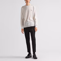 Lookbook プラダ SS23 ブラックカジュアルパンツ リアロゴパッチ付き UP0223-1CMO-F0002-S-231