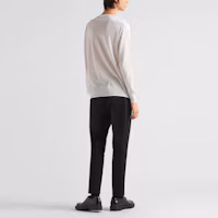 Shop プラダ SS23 ブラックカジュアルパンツ リアロゴパッチ付き UP0223-1CMO-F0002-S-231