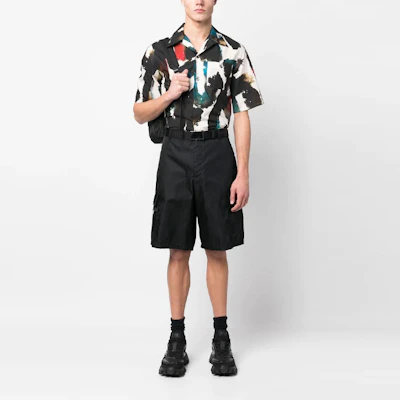 PRADA SS23 Pantalones Cortos Negros con Logo Triangular. SPH244-1WQ8-F0002-S-231 Lookbook PRADA SS23 Pantalones Cortos Negros con Logo Triangular. SPH244-1WQ8-F0002-S-231