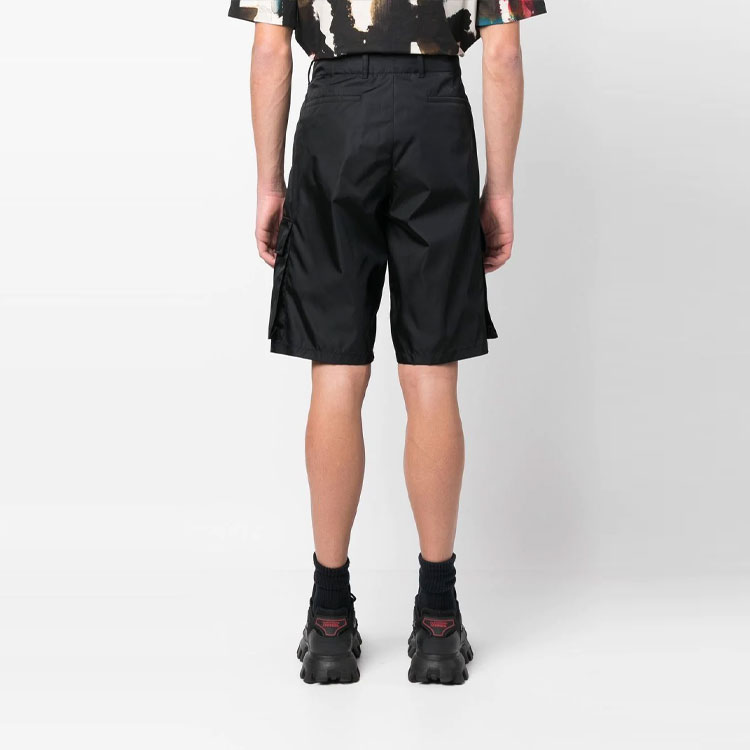 Shop PRADA SS23 Pantalones Cortos Negros con Logo Triangular. SPH244-1WQ8-F0002-S-231