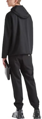 普拉达SS23黑色徽章贴布长袖拉链连帽外套夹克. SGC195-11A6-F0002-S-231 Lookbook 普拉达SS23黑色徽章贴布长袖拉链连帽外套夹克. SGC195-11A6-F0002-S-231