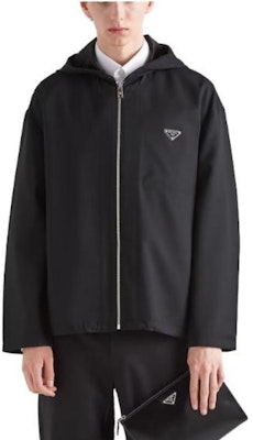 普拉达SS23黑色徽章贴布长袖拉链连帽外套夹克. SGC195-11A6-F0002-S-231 Shop 普拉达SS23黑色徽章贴布长袖拉链连帽外套夹克. SGC195-11A6-F0002-S-231