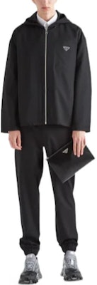 普拉达SS23黑色徽章贴布长袖拉链连帽外套夹克. SGC195-11A6-F0002-S-231 Sizing 普拉达SS23黑色徽章贴布长袖拉链连帽外套夹克. SGC195-11A6-F0002-S-231