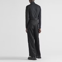 普拉达SS23标志高领长袖T恤 黑色 UJL188-10Q0-F0002-S-222 Lookbook 普拉达SS23标志高领长袖T恤 黑色 UJL188-10Q0-F0002-S-222