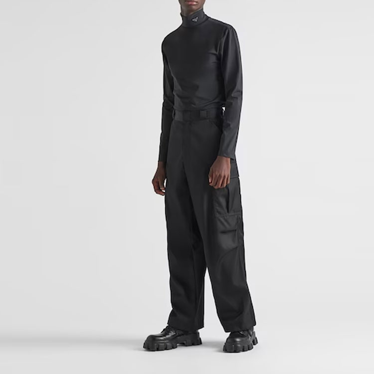 Shop PRADA SS23 黑色高領長袖 Logo T恤 UJL188-10Q0-F0002-S-222