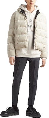 普拉达SS23天然连帽衫,印花标志,长袖设计。 UJL24B-13IQ-F0018-S-232 Lookbook 普拉达SS23天然连帽衫,印花标志,长袖设计。 UJL24B-13IQ-F0018-S-232