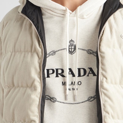 普拉达SS23天然连帽衫,印花标志,长袖设计。 UJL24B-13IQ-F0018-S-232 Purchase 普拉达SS23天然连帽衫,印花标志,长袖设计。 UJL24B-13IQ-F0018-S-232