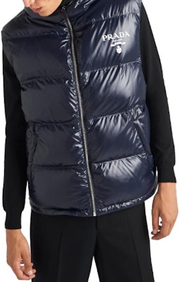 普拉达 SS23 海军蓝无袖连帽拉链马甲 SGC090-11A9-F0SVF-S-222 Purchase 普拉达 SS23 海军蓝无袖连帽拉链马甲 SGC090-11A9-F0SVF-S-222