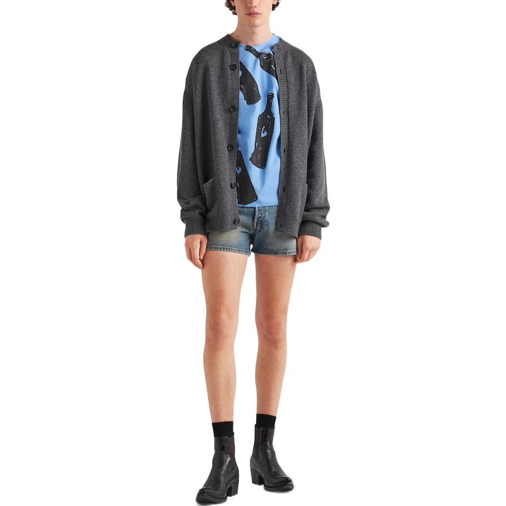Lookbook PRADA SS23 Cárdigan de Punto de Cachemir Gris Pizarra con Botones. UMG211-12S4-F0480-S-231