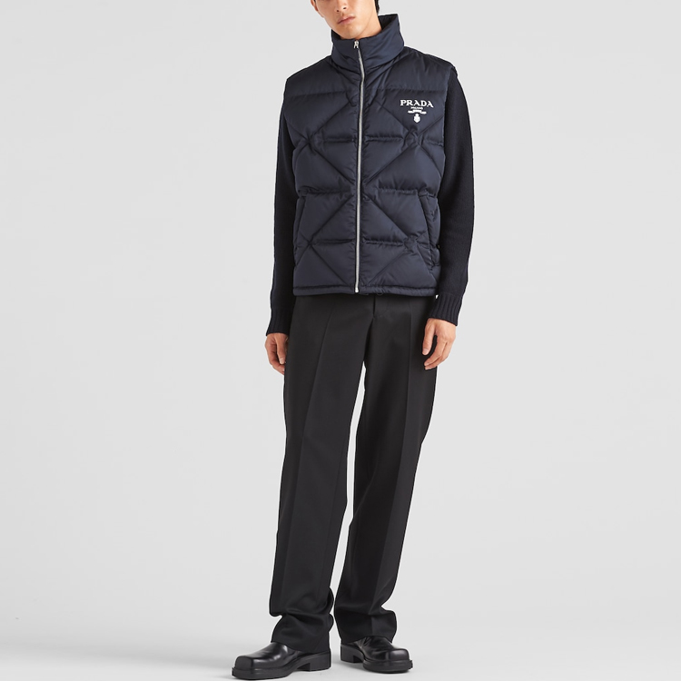 Lookbook PRADA SS23 Rompi Puffer Warna Polos dengan Cetakan Huruf Resleting. SGC115-1WQ8-F0SVF-S-202