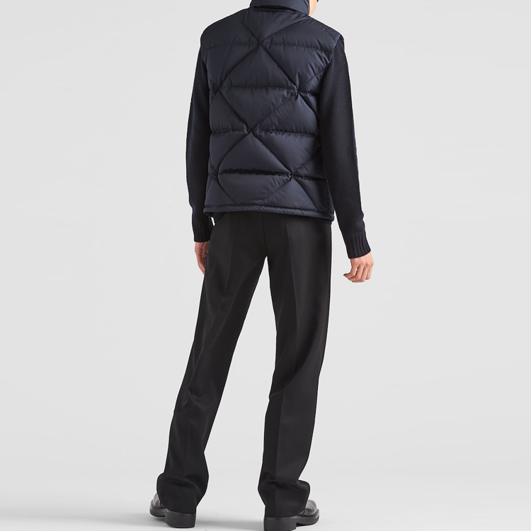 Shop PRADA SS23 Rompi Puffer Warna Polos dengan Cetakan Huruf Resleting. SGC115-1WQ8-F0SVF-S-202